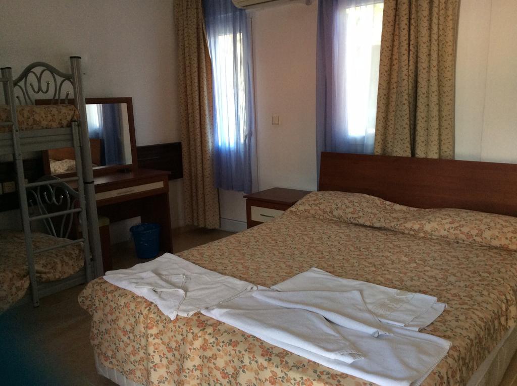 R.E.D. Hotel Олудениз Стая снимка