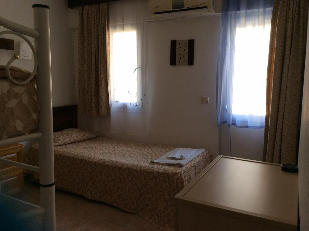 R.E.D. Hotel Олудениз Стая снимка
